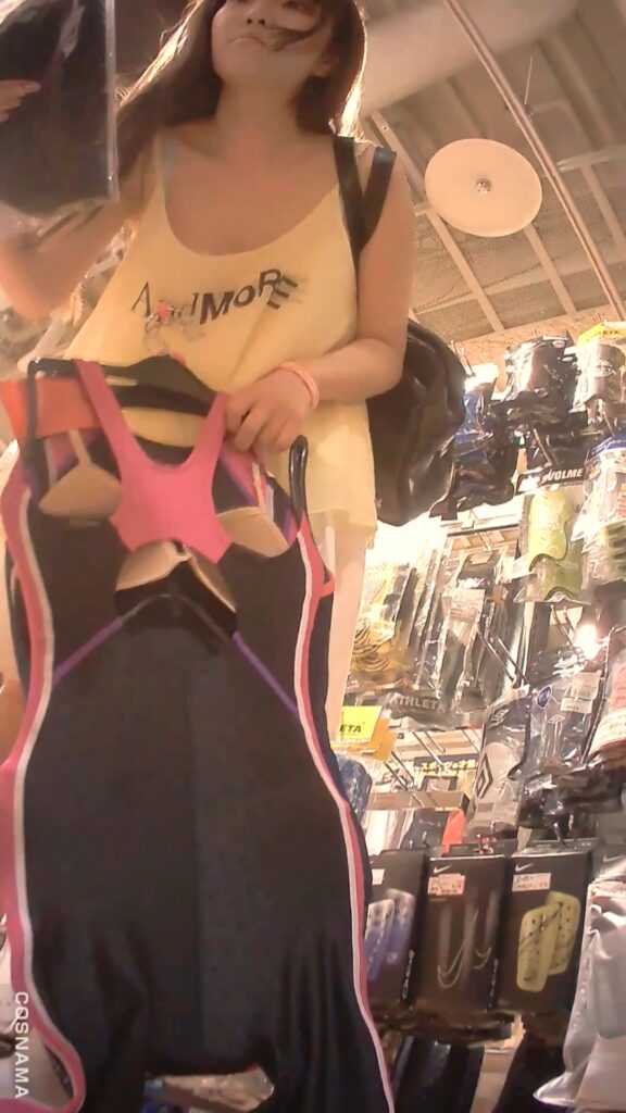 水着試着 ロケットおっぱいで乳首勃ってる女子大生がスポーツ店の試着室で着替えてるところを隠し撮り 水着試着 ロケットおっぱいで乳首勃ってる女子大生がスポーツ店の試着室で着替えてるところを隠し撮り