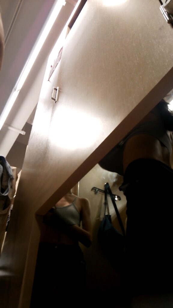 試着室 盗撮風 乳首見え