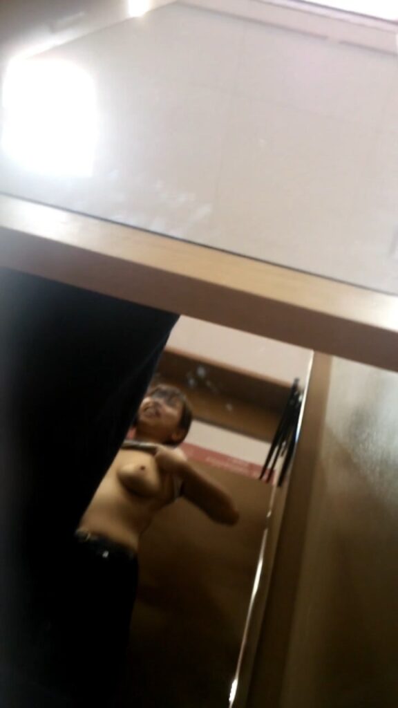 試着室 盗撮風 乳首見え