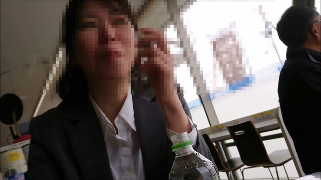 会社の同僚を車移動中にパンチラ撮影 6