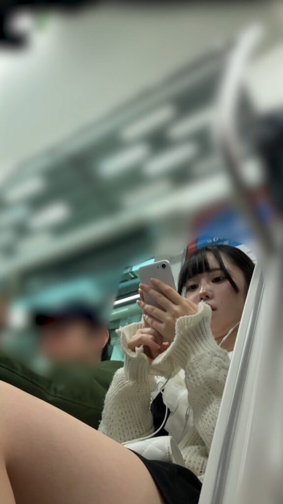 アイドル女子のピンクサテン