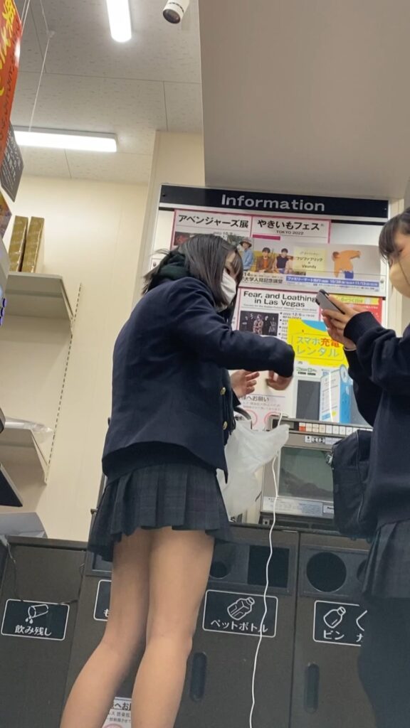 ◎ローアングル カップ麺を食べるJKの丸見えパンチラ ◎ローアングル カップ麺を食べるJKの丸見えパンチラ